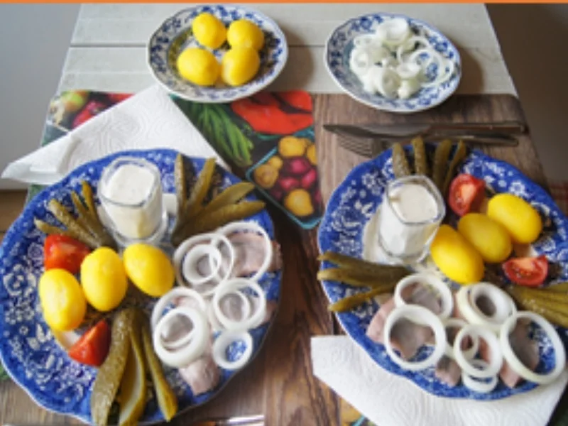 Matjesfilet mit Sauce Sylter Art, Zwiebelringen, Gewürzgurken und Pellkartoffel-Drillingen - Rezept - Bild Nr. 6