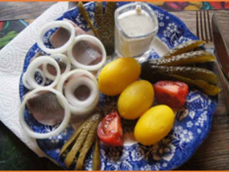 Matjesfilet mit Sauce Sylter Art, Zwiebelringen, Gewürzgurken und Pellkartoffel-Drillingen - Rezept - Bild Nr. 7