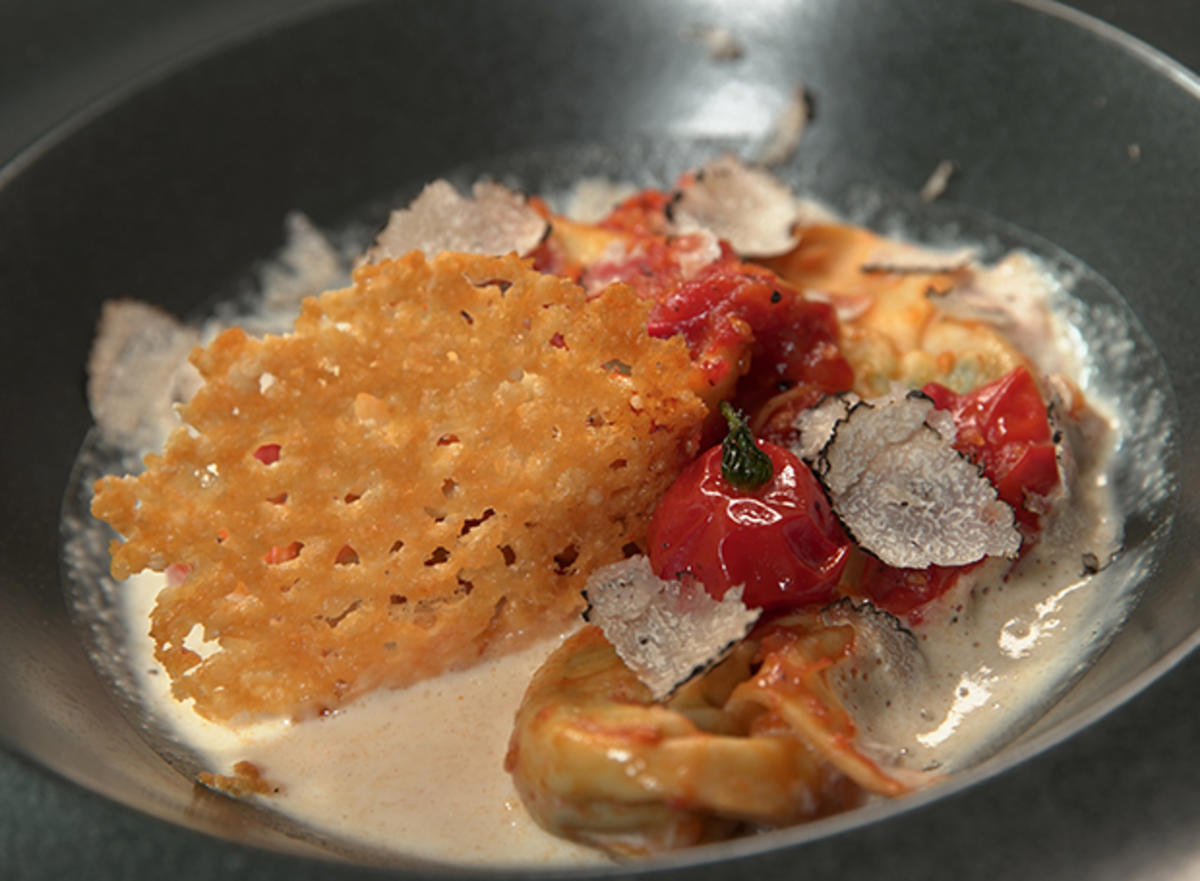 Tortelloni mit Ricotta Spinat Füllung, Tomatensugo und Parmesanschaum ...