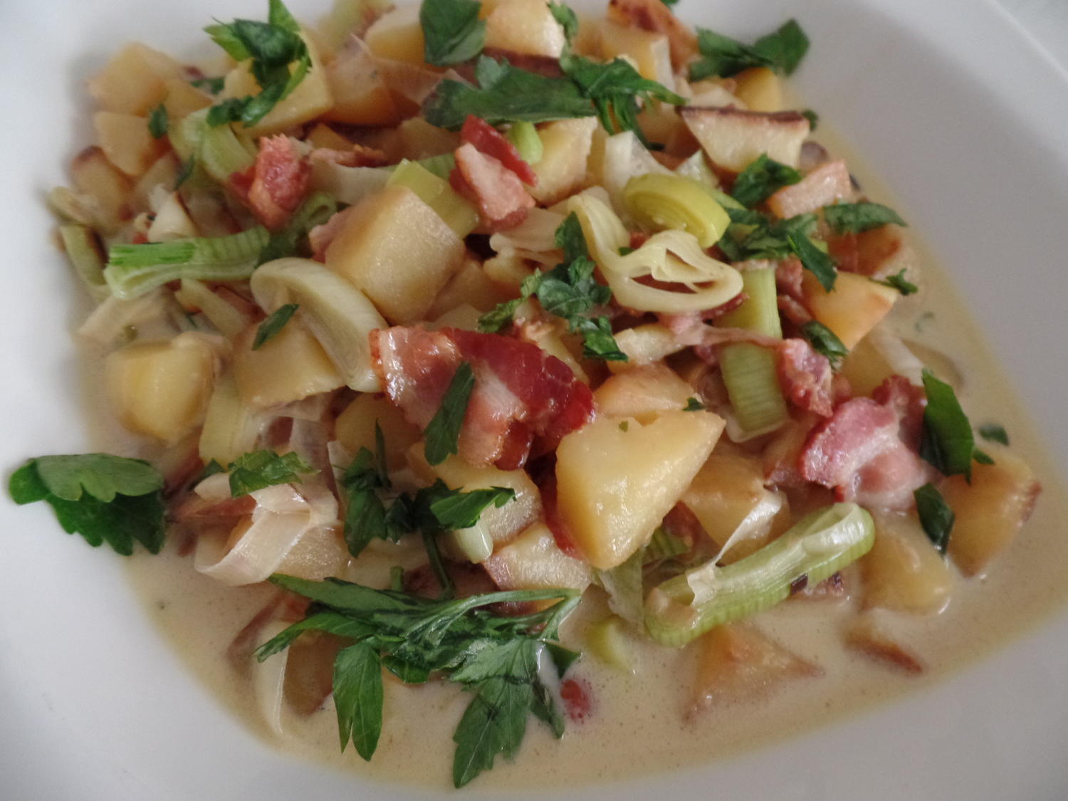 Bratkartoffel-Suppe mit Speck und Lauch - Rezept - kochbar.de