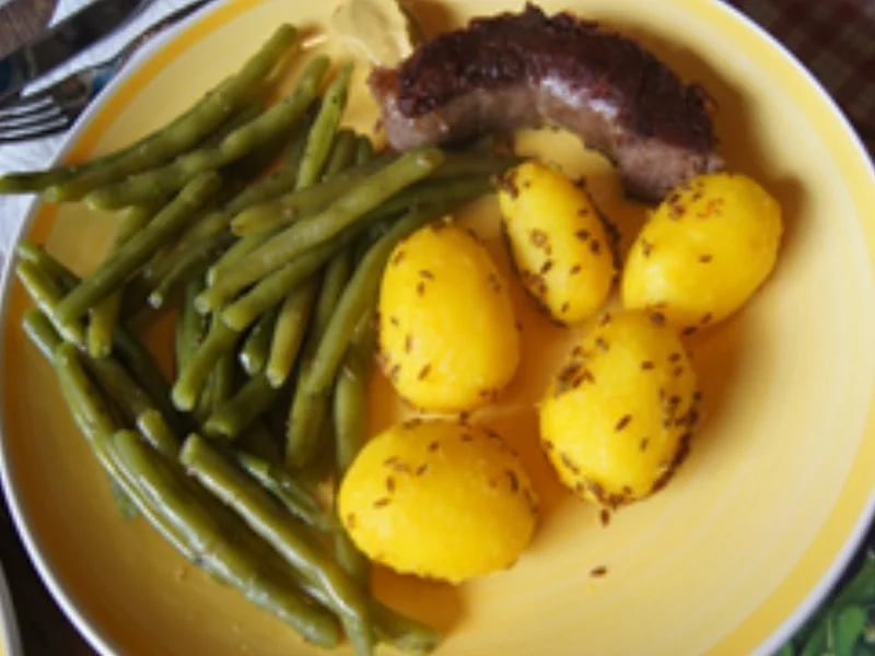 Schwartenwurst mit Buschbohnen und Kümmel-Drillingen - Rezept - Bild Nr. 13