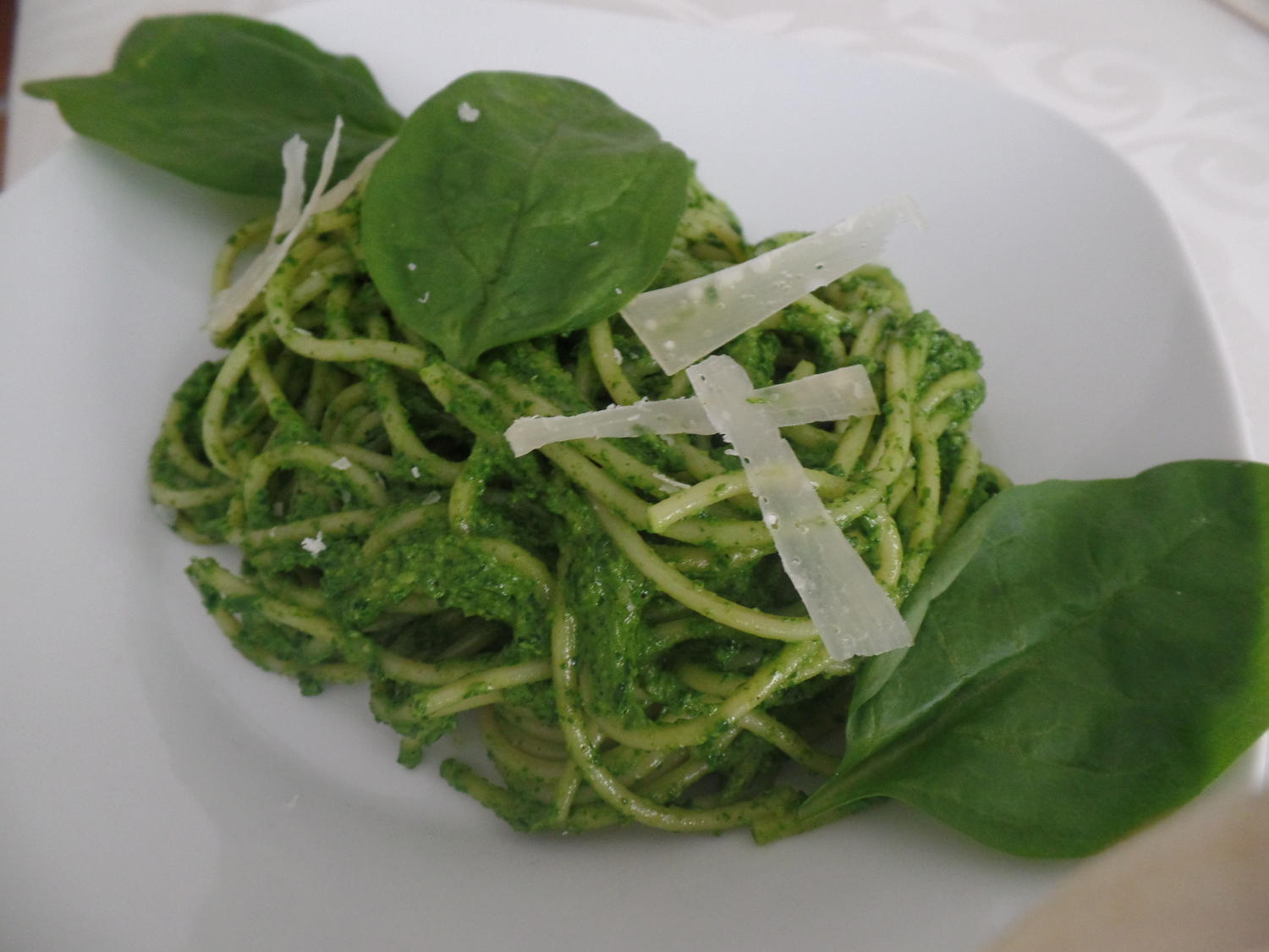 Spaghetti mit Spinat-Pesto - Rezept mit Bild - kochbar.de