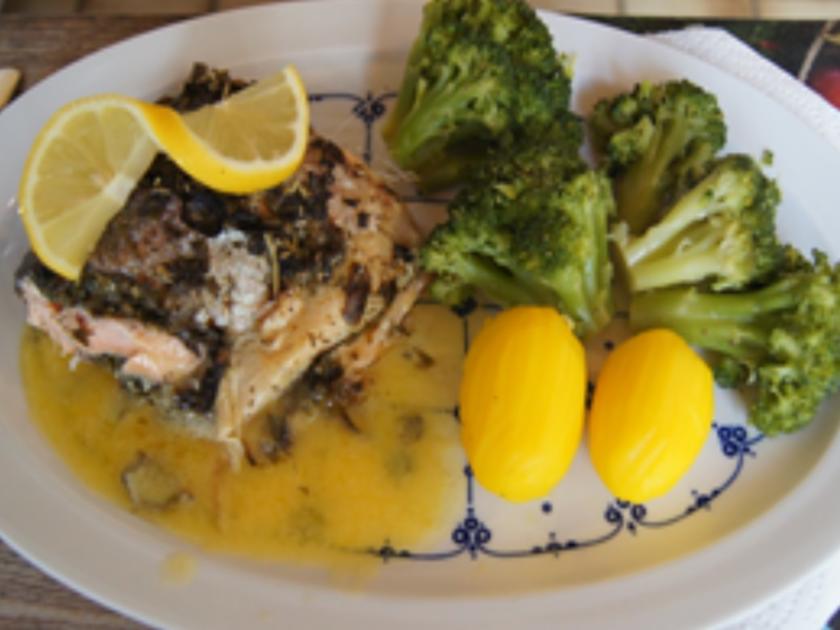 Ganze Lachsforelle im Backofen mit Zitronen-Butter-Sauce, Brokkoli und ...