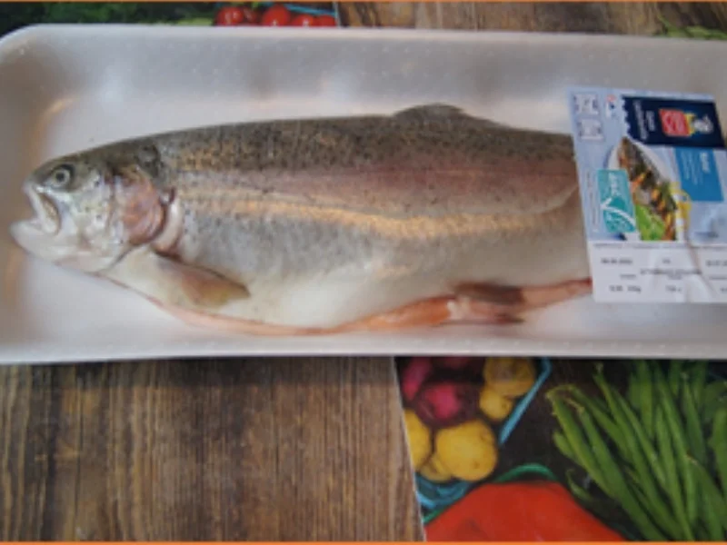 Ganze Lachsforelle im Backofen mit Zitronen-Butter-Sauce, Brokkoli und Drillingen - Rezept - Bild Nr. 3