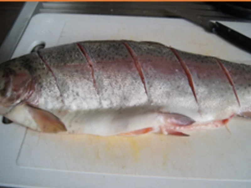 Ganze Lachsforelle im Backofen mit Zitronen-Butter-Sauce, Brokkoli und Drillingen - Rezept - Bild Nr. 5