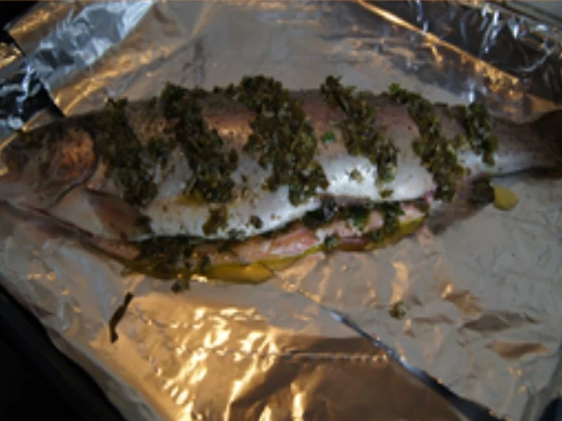 Ganze Lachsforelle im Backofen mit Zitronen-Butter-Sauce, Brokkoli und Drillingen - Rezept - Bild Nr. 6