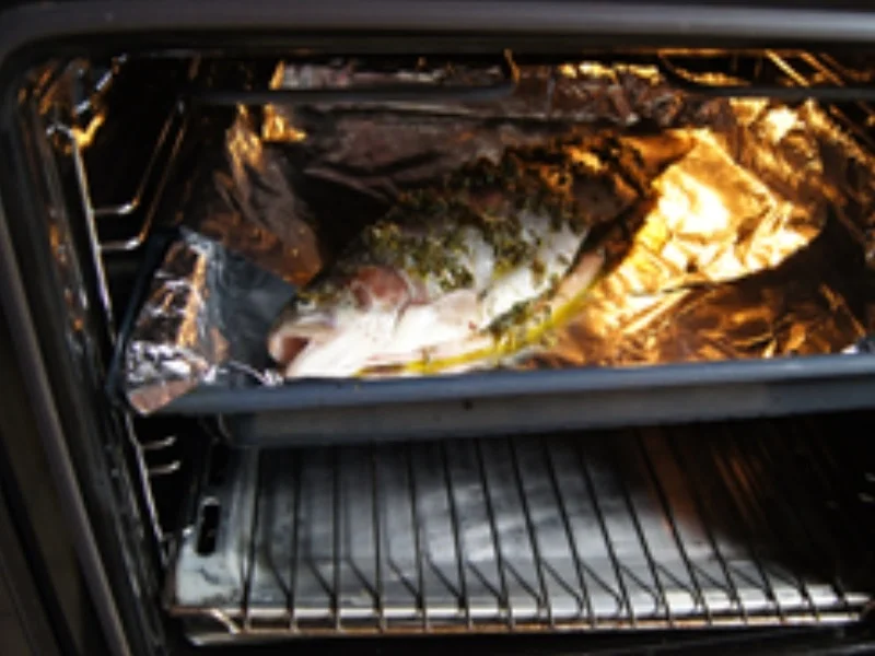 Ganze Lachsforelle im Backofen mit Zitronen-Butter-Sauce, Brokkoli und Drillingen - Rezept - Bild Nr. 7