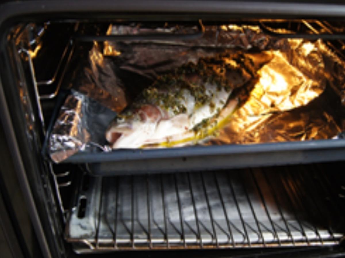 Ganze Lachsforelle im Backofen mit Zitronen Butter Sauce, Brokkoli und ...