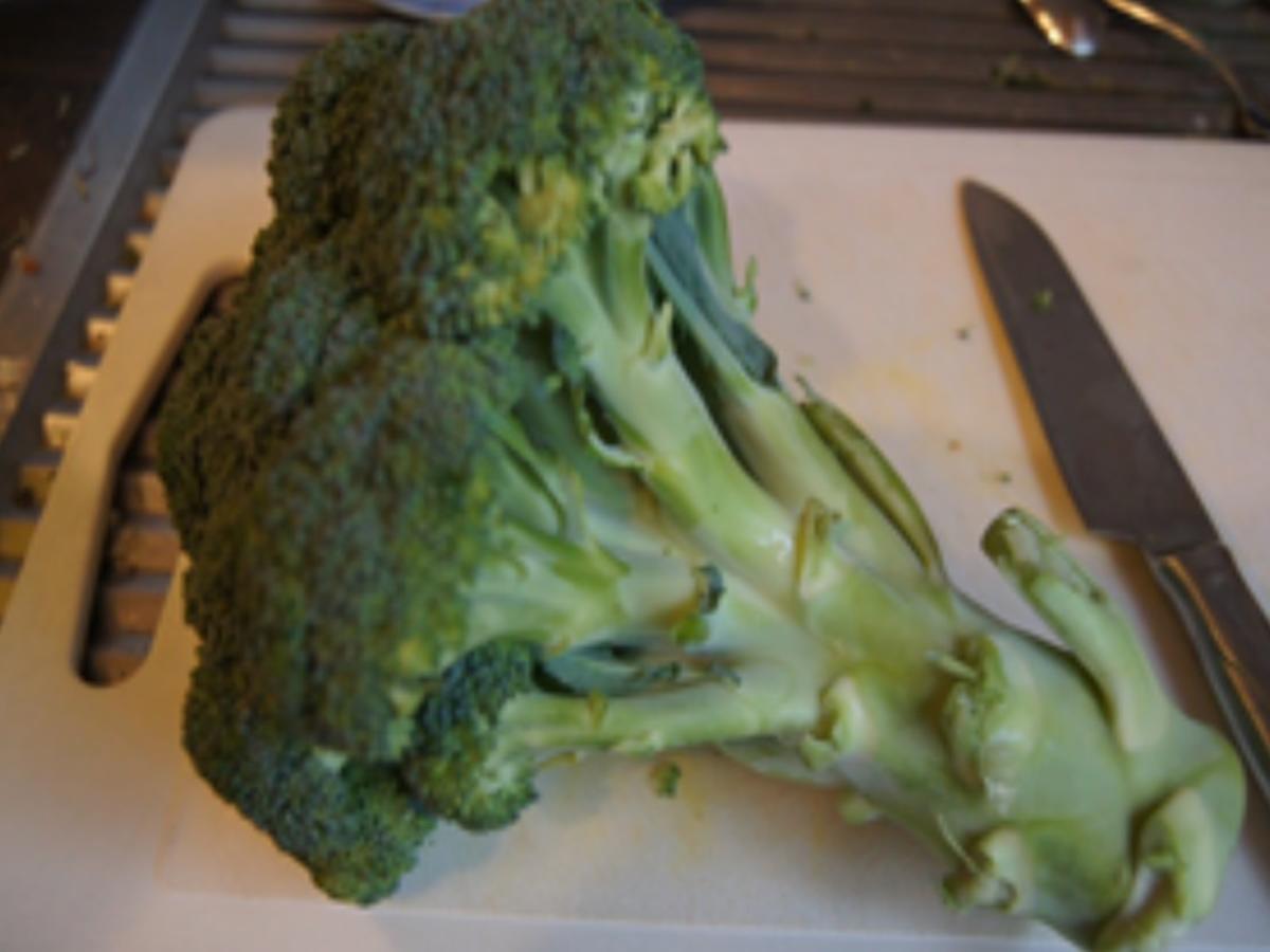Ganze Lachsforelle im Backofen mit Zitronen Butter Sauce, Brokkoli und ...