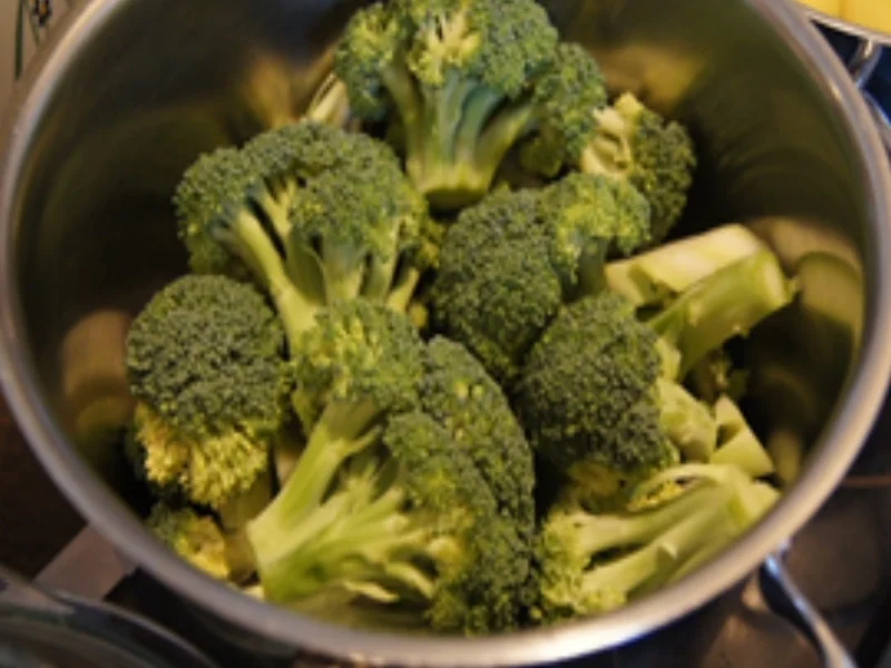 Ganze Lachsforelle im Backofen mit Zitronen-Butter-Sauce, Brokkoli und Drillingen - Rezept - Bild Nr. 11