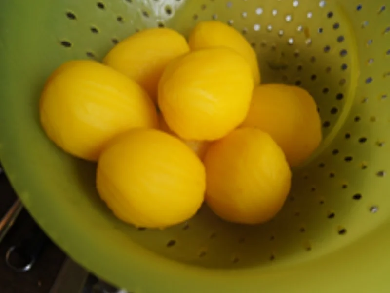 Ganze Lachsforelle im Backofen mit Zitronen-Butter-Sauce, Brokkoli und Drillingen - Rezept - Bild Nr. 14