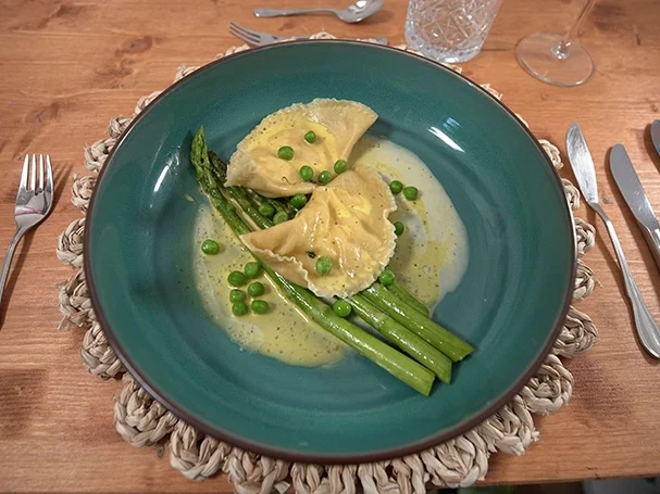 Ravioli mit Spargelcreme-Füllung und Béarnaise auf grünem Spargel mit Erbsen - Rezept - Bild Nr. 2