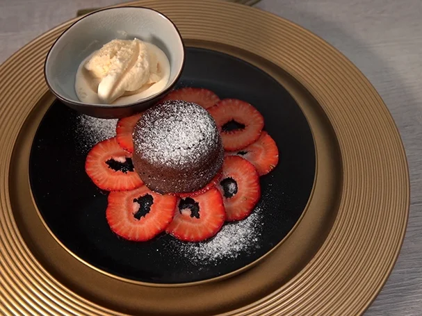 Schokokuchen mit flüssigem Kern auf Erdbeer-Carpaccio und Zitronengras-Minz-Eis - Rezept - Bild Nr. 2