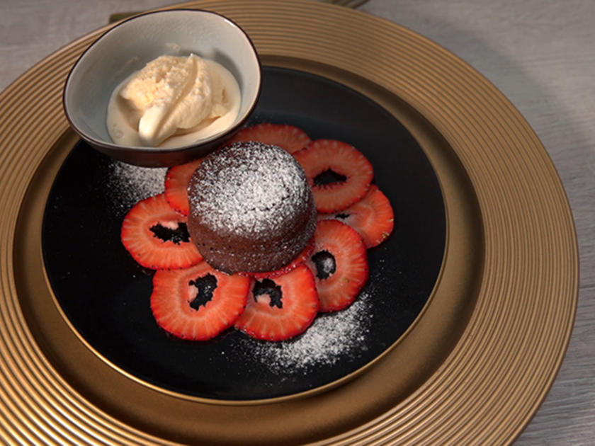 Schokokuchen mit flüssigem Kern auf Erdbeer Carpaccio und Zitronengras ...