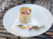 Schokoladenkuchen im Holzpapier gebacken mit gegrillten Rosmarinkirschen (Uwe Ochsenknecht - Rezept - Bild Nr. 3