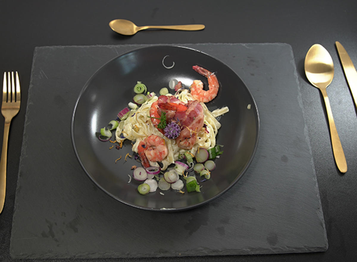 Garnelen im Speckmantel auf Spaghetti mit Mascarpone-Zitronensoße ...