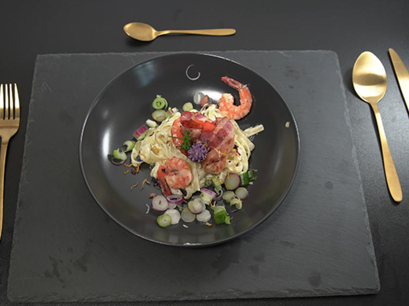 Garnelen im Speckmantel auf Spaghetti mit Mascarpone Zitronensoße ...