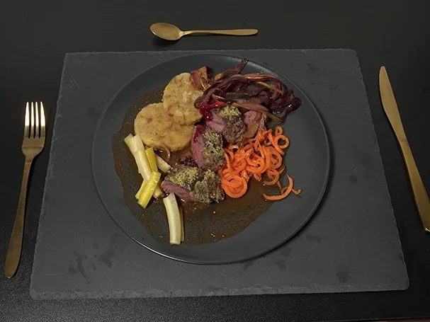 Rezept: Reh mit Kräuterkruste, Käseknödel und Rotwein-Preiselbeeren Soße Bild Nr. 2 Reh mit Kräuterkruste, Käseknödel und Rotwein-Preiselbeeren Soße - Rezept - Bild Nr. 2