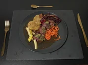 Reh mit Kräuterkruste, Käseknödel und Rotwein-Preiselbeeren Soße - Rezept - Bild Nr. 2