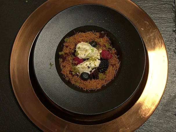 Geeister Sauerrahm auf Yufkafäden mit Kuchenbrösel und Beeren - Rezept - Bild Nr. 2