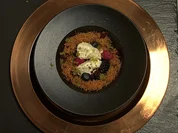 Geeister Sauerrahm auf Yufkafäden mit Kuchenbrösel und Beeren - Rezept - Bild Nr. 2