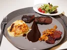 Rehrücken mit Kartoffelgratin, Rotweinjus und Wildkräutersalat - Rezept - Bild Nr. 2