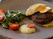 Damwildburger mit Tannenspitzen-Aioli und Wachtelspiegelei - Rezept - Bild Nr. 2