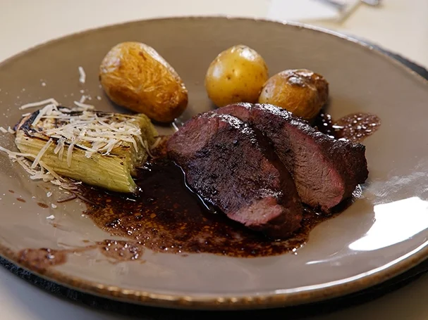 Gesmokter Hirschrücken an Drillingen, gegrilltem Fenchel und Rotweinreduktion - Rezept - Bild Nr. 2