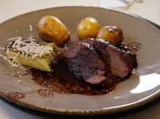 Gesmokter Hirschrücken an Drillingen, gegrilltem Fenchel und Rotweinreduktion - Rezept - Bild Nr. 2