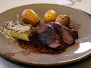 Gesmokter Hirschrücken an Drillingen, gegrilltem Fenchel und Rotweinreduktion - Rezept - Bild Nr. 2