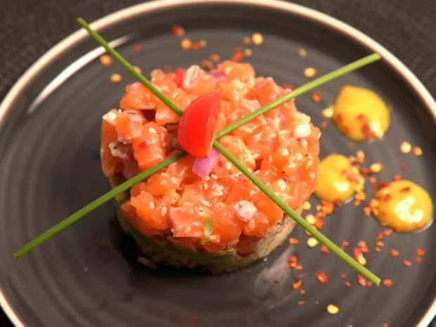 Lachstatar mit Guacamole, Schwarzbrot und Mangosauce - Rezept - Bild Nr. 2