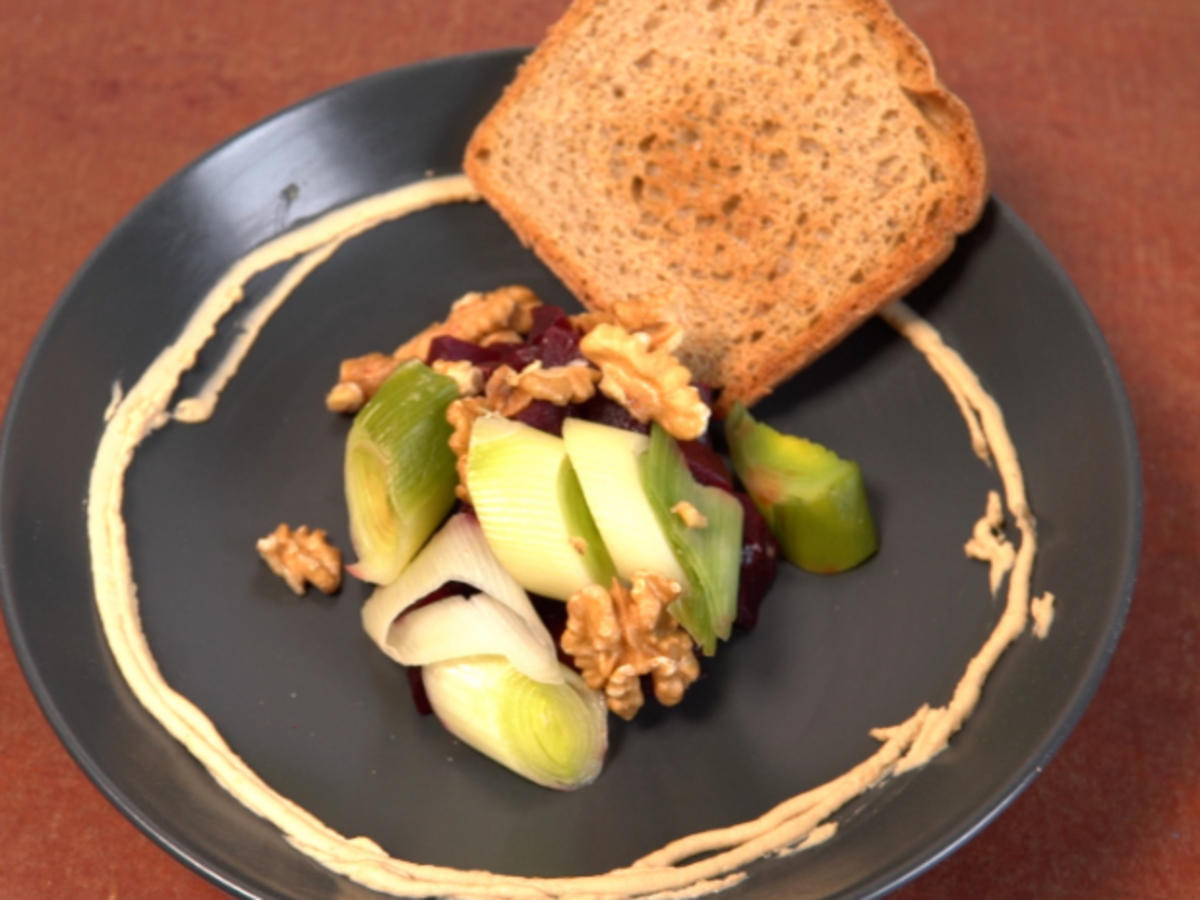 Brot mit Rote-Bete-Lauch-Salat und Hummus - Rezept - Bild Nr. 2