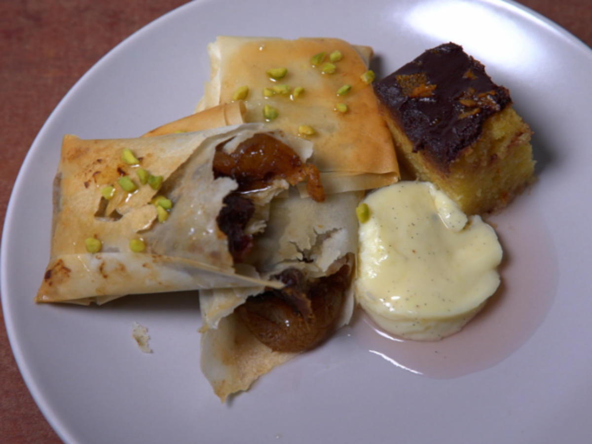 Vanille-Pudding mit Rhabarber, Aprikosen-Dattel-Zigarren und ...