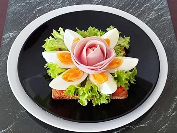 Rezept: Üppig belegte Brotscheibe Bild Nr. 13 Üppig belegte Brotscheibe - Rezept - Bild Nr. 13