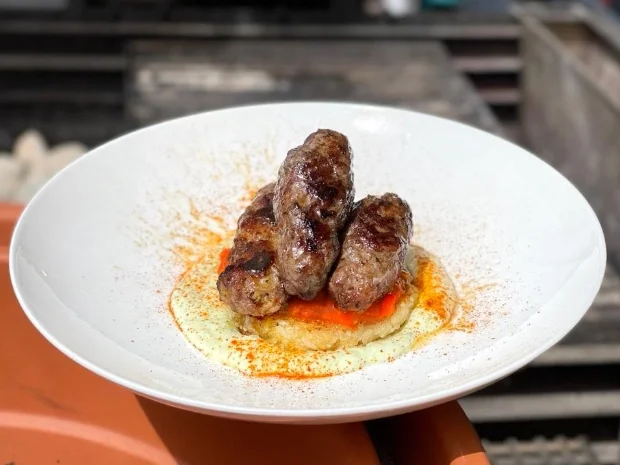 Rezept: Ćevapi mit Ajvar und gegrilltem Reis (Filip Pavlović) Bild Nr. 2 Ćevapi mit Ajvar und gegrilltem Reis (Filip Pavlović) - Rezept - Bild Nr. 2
