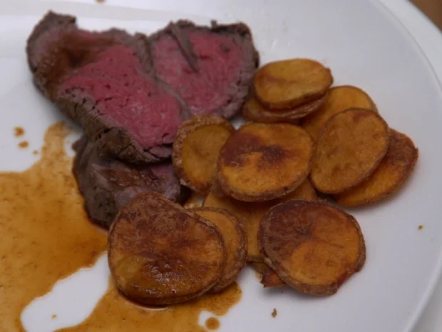 Rinderfilet mit belgischen Kartoffeln und Rucola-Spargel-Parmesan-Salat - Rezept - Bild Nr. 2