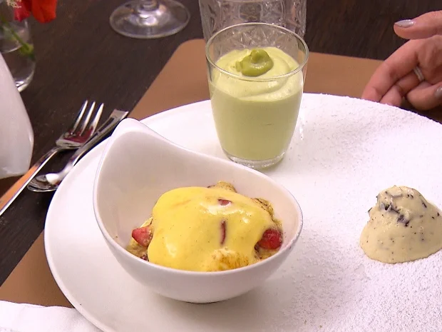 Rezept: Erdbeeren mit Creme Brülée und Avocado-Mango-Limetten-Creme Bild Nr. 2 Erdbeeren mit Creme Brülée und Avocado-Mango-Limetten-Creme - Rezept - Bild Nr. 2