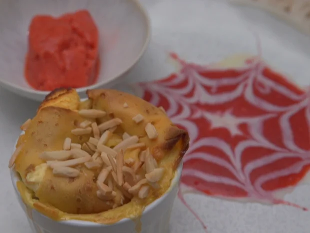 Palatschinken-Rosen auf Erdbeerspiegel mit Erdbeersorbet - Rezept - Bild Nr. 2