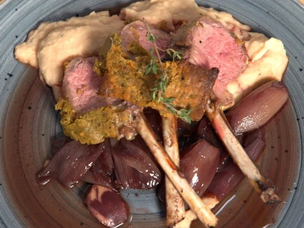 Gratiniertes Lammkaree mit weißem Bohnenpüree und Rotweinschalotten - Rezept - Bild Nr. 16042
