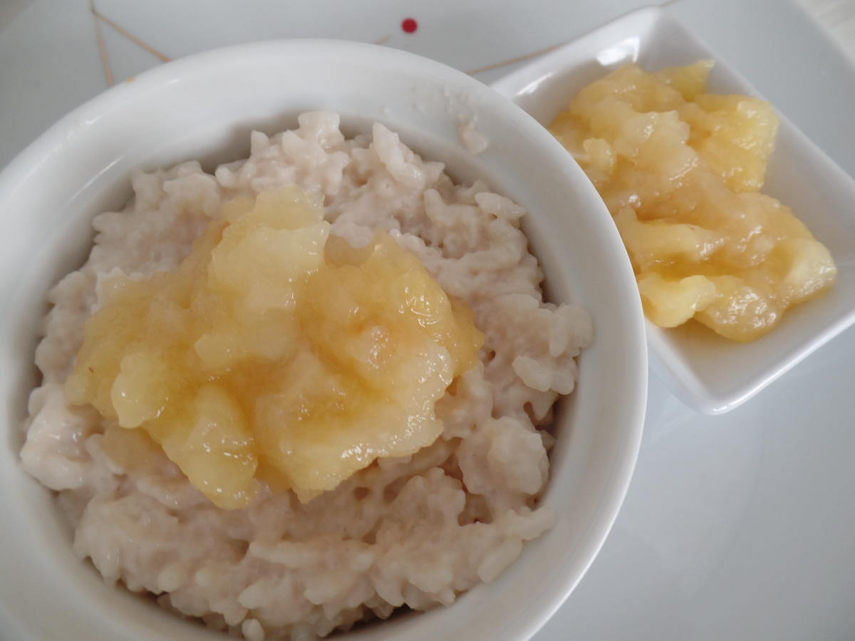 Milchreis mit selbstgemachten Apfelkompott - Rezept - kochbar.de