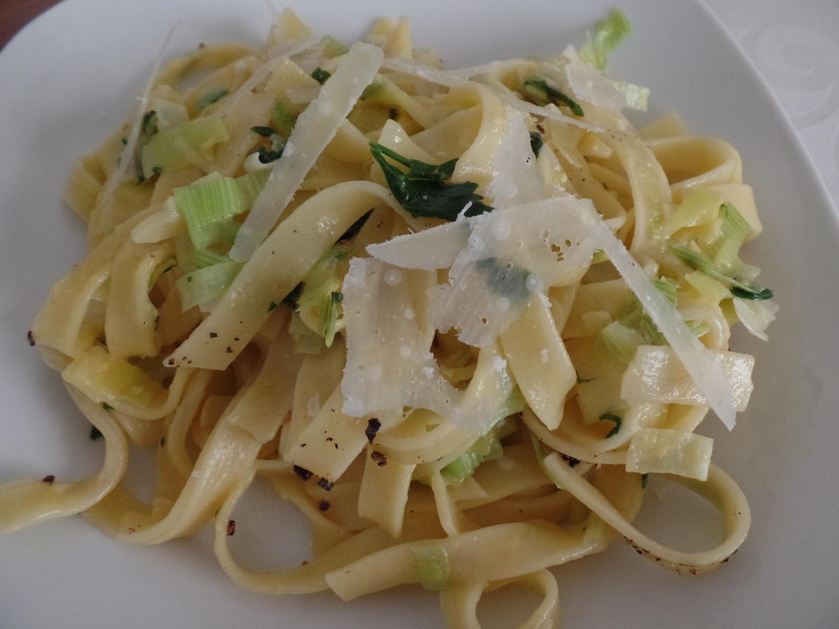 Tagliatelle mit Lauch-Petersilien-Carbonara - Rezept - kochbar.de