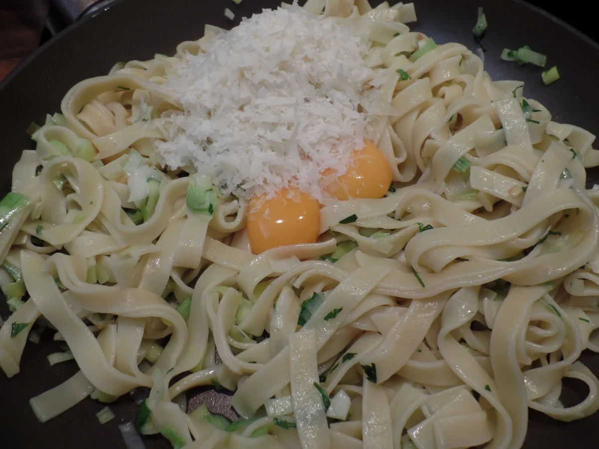 Tagliatelle mit Lauch-Petersilien-Carbonara - Rezept - Bild Nr. 16053