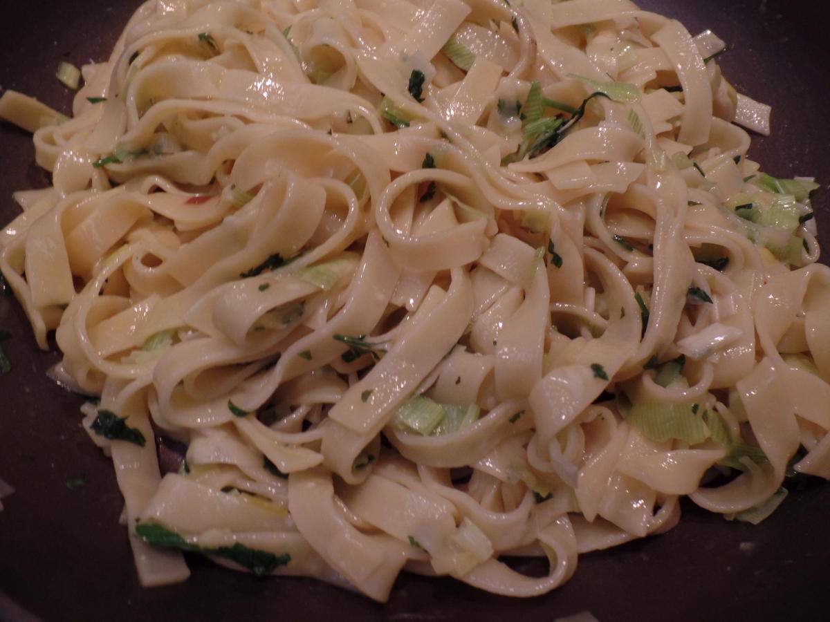 Tagliatelle mit Lauch-Petersilien-Carbonara - Rezept - kochbar.de