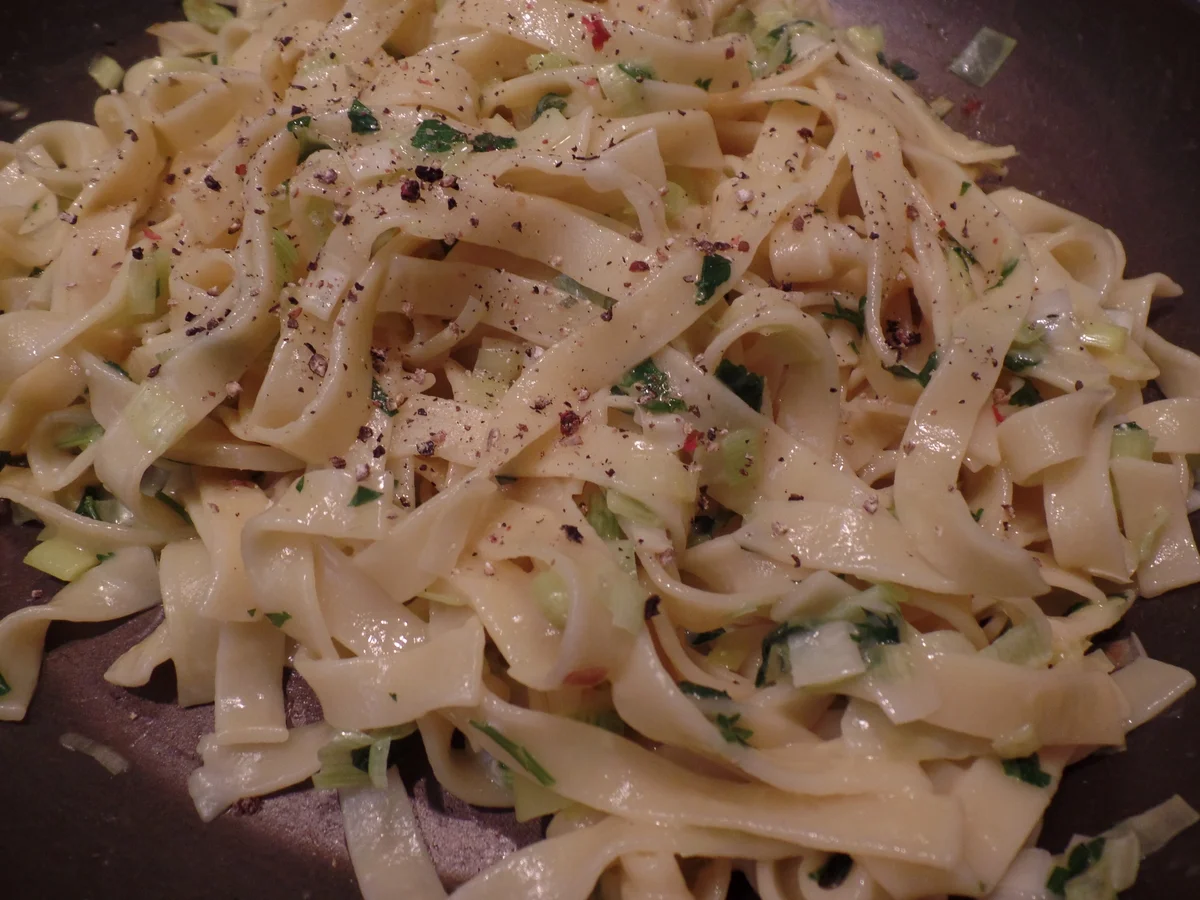 Tagliatelle mit Lauch-Petersilien-Carbonara - Rezept - Bild Nr. 16055