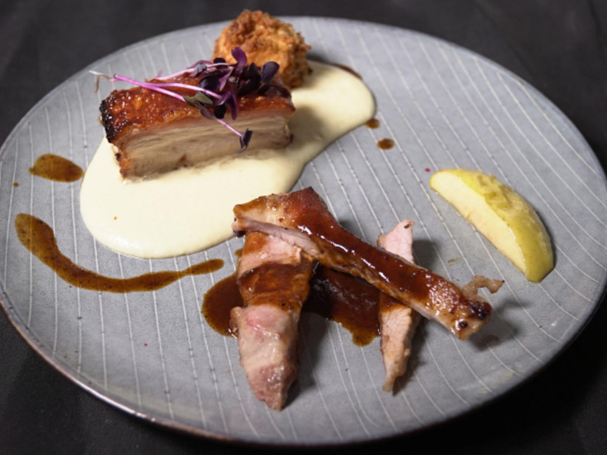 Dreierlei vom Schwein mit Kartoffel Sellerie Püree und karamellisierten ...