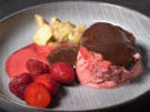 Erdbeermousse mit pochiertem Rhabarber und Himbeer-Ingwer Eis - Rezept - Bild Nr. 2