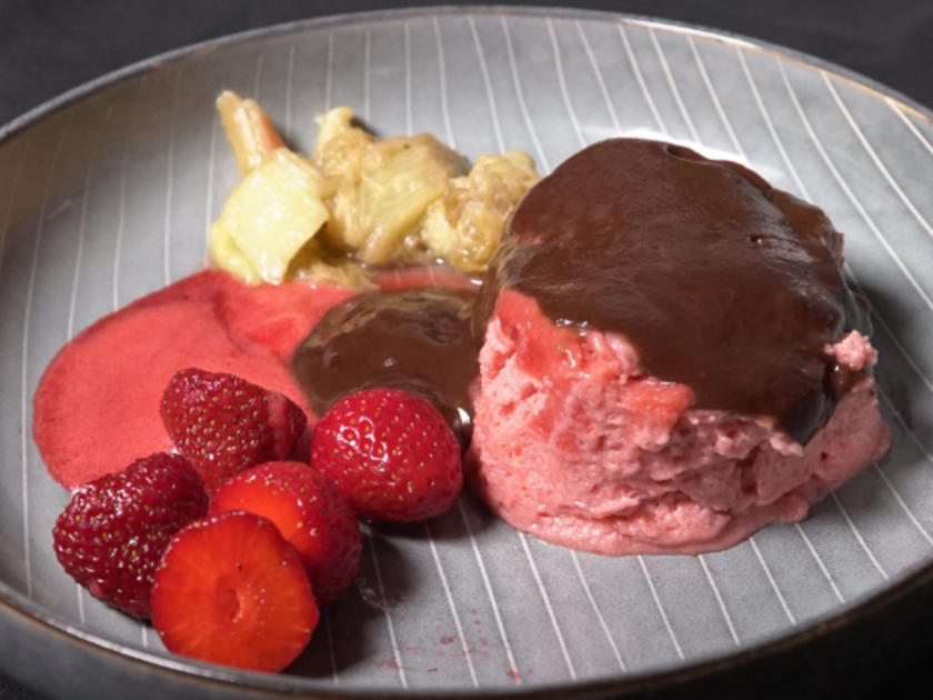 Erdbeermousse mit pochiertem Rhabarber und Himbeer Ingwer Eis - von Das ...