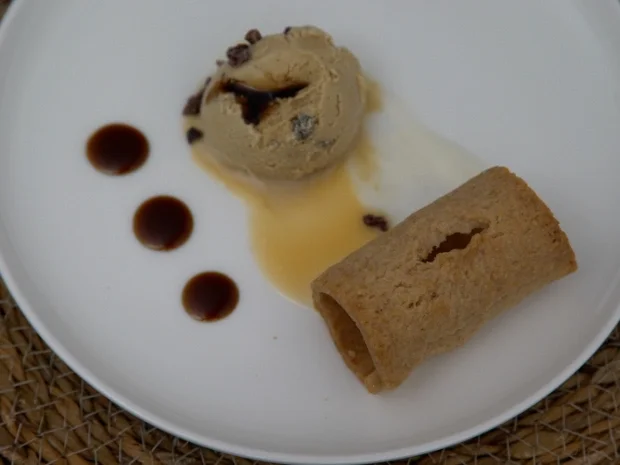 Knoblauch-Eis mit Joghurt-Karamell-Gel und Isomalt-Chip - Rezept - Bild Nr. 2