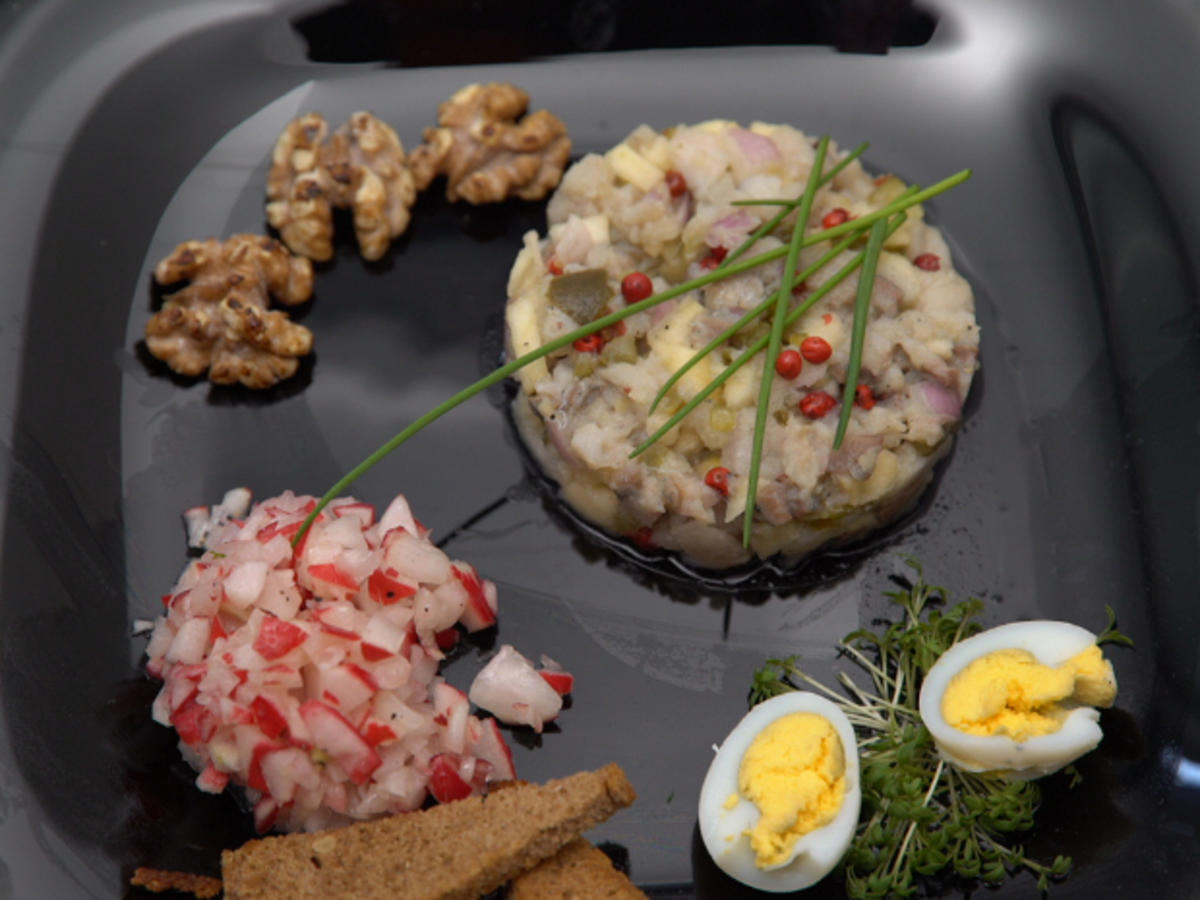 Matjestatar mit Radieschensalat und karamellisierten Walnüssen - von ...