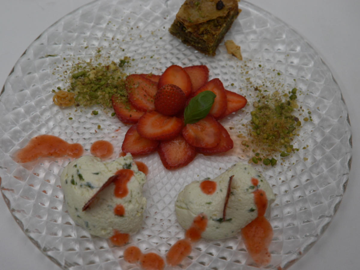 Erdbeercarpaccio mit Basilikum Limetten Mousse und Baklava - von Das ... Erdbeercarpaccio mit Basilikum Limetten Mousse und Baklava - von Das ...